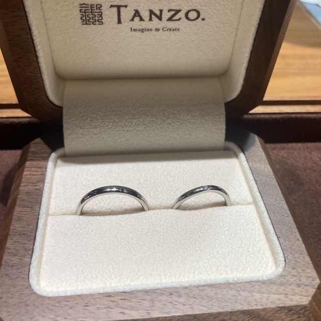 【TANZO.(鍛造指輪)の口コミ】 表面がピカピカに磨かれており、シンプルなデザインだが、パッと目を引く…