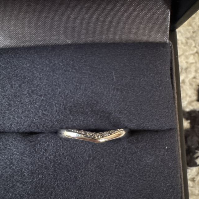 【ラザール ダイヤモンド(LAZARE DIAMOND)の口コミ】 V字型のダイヤが真ん中に複数埋め込まれており、指が長く綺麗に見えます。…