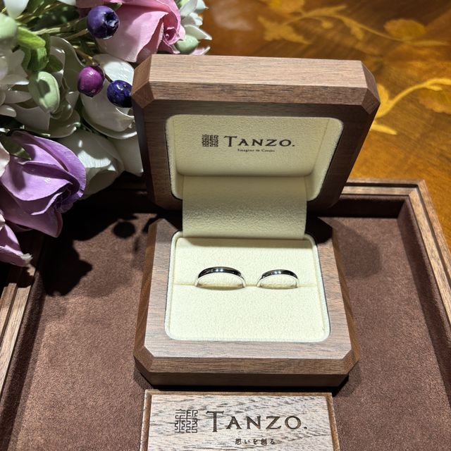 【TANZO.(鍛造指輪)の口コミ】 私たちが購入したものは、プラチナで真っ直ぐで艶のあるシンプルなものに…