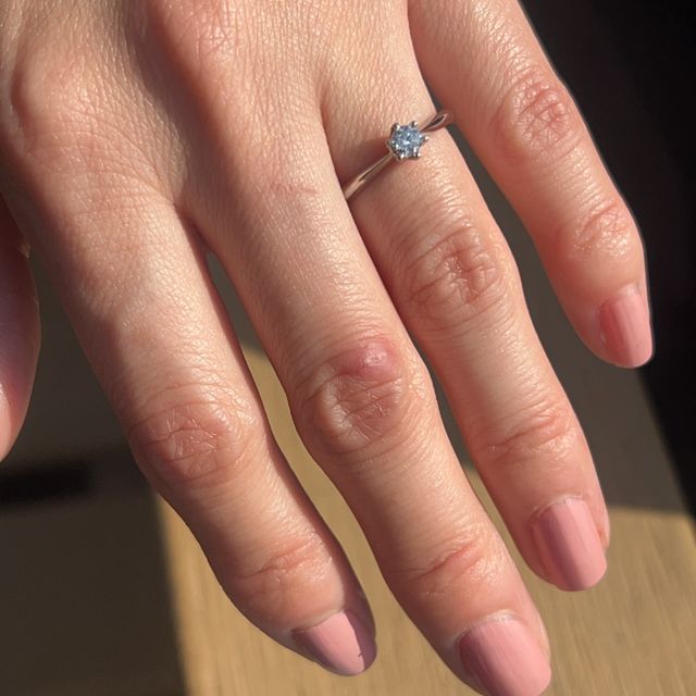 【4℃ BRIDAL(ヨンドシーブライダル)の口コミ】 指が細いので、細めでシンプルなデザインのリングを探していました。石の…