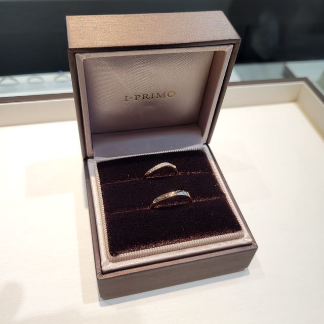 【アイプリモ(I-PRIMO)の口コミ】 ふたつともウェーブが入ったゴールドピンクの指輪です。
色々なデザインの…