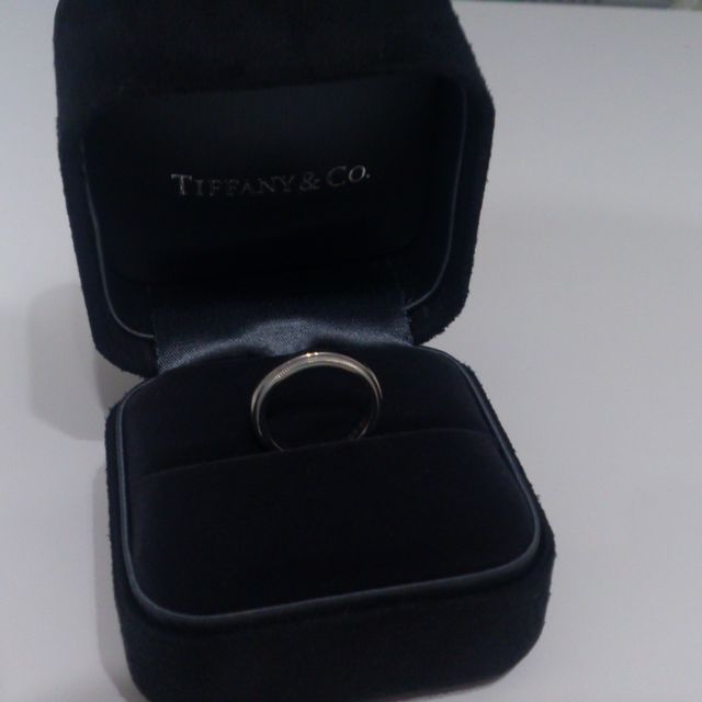 【ティファニー(Tiffany & Co.)の口コミ】 婚約指輪をこちらで購入したため、重ね付けのことを考えて婚約指輪も併せ…