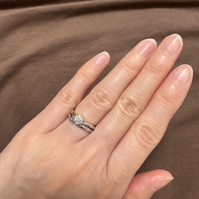 【アイプリモ(I-PRIMO)の口コミ】 シンプルですが真ん中に小さなダイヤが右上がりに5個ほどついています。指…