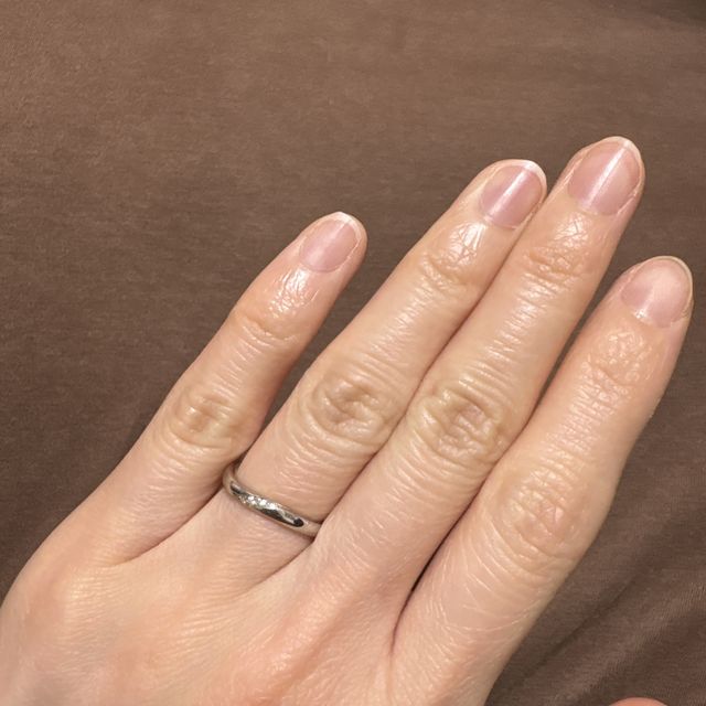 【アイプリモ(I-PRIMO)の口コミ】 シンプルですが真ん中に小さなダイヤが右上がりに5個ほどついています。指…