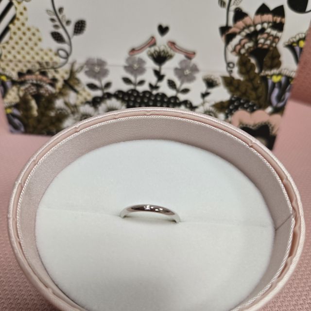 【insembre(インセンブレ)の口コミ】 細めのデザインにさりげなくダイヤが付いていてとてもシンプルなデザイン…