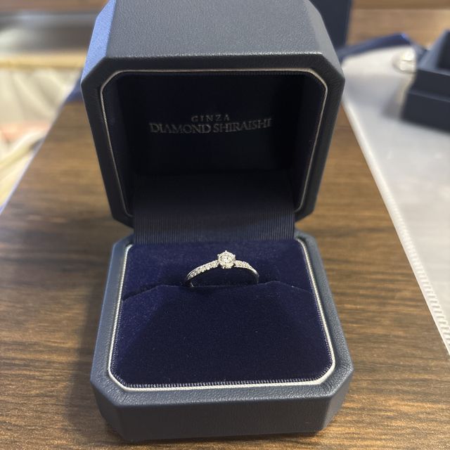 【銀座ダイヤモンドシライシの口コミ】 キラキラと光るダイヤモンドが特徴的で、ウェーブ型のデザインで動きがあ…