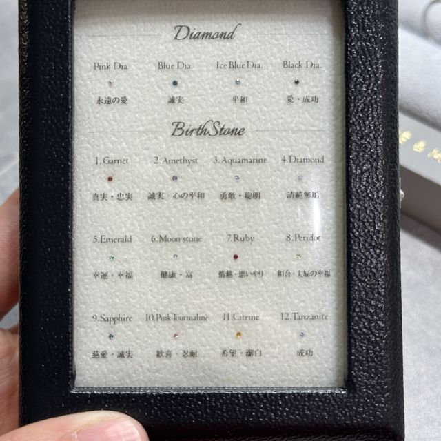 【CERNÉ＆MINUÉ by BIJOUPIKO(セルネとミヌエ バイ ビジュピコ)の口コミ】 シンプルなデザインですが指輪の裏にダイヤモンドと子供たちの誕生石を埋…