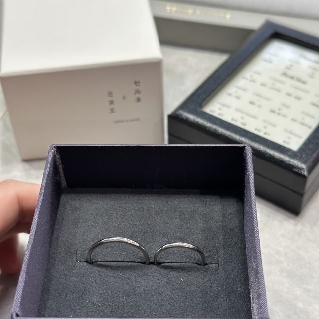 【CERNÉ＆MINUÉ by BIJOUPIKO(セルネとミヌエ バイ ビジュピコ)の口コミ】 シンプルなデザインですが指輪の裏にダイヤモンドと子供たちの誕生石を埋…