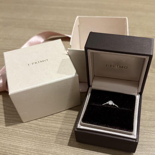 【アイプリモ(I-PRIMO)の口コミ】 デザインはシンプルで定番の形ですが、メレダイヤが両サイドについている…