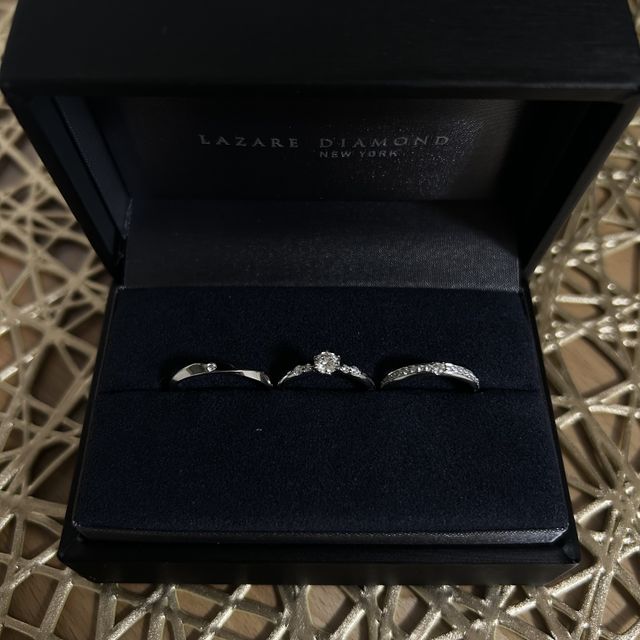 【ラザール ダイヤモンド(LAZARE DIAMOND)の口コミ】 アプローズを選びました。
大きな1石ダイヤが中心に位置し、周りには小さ…