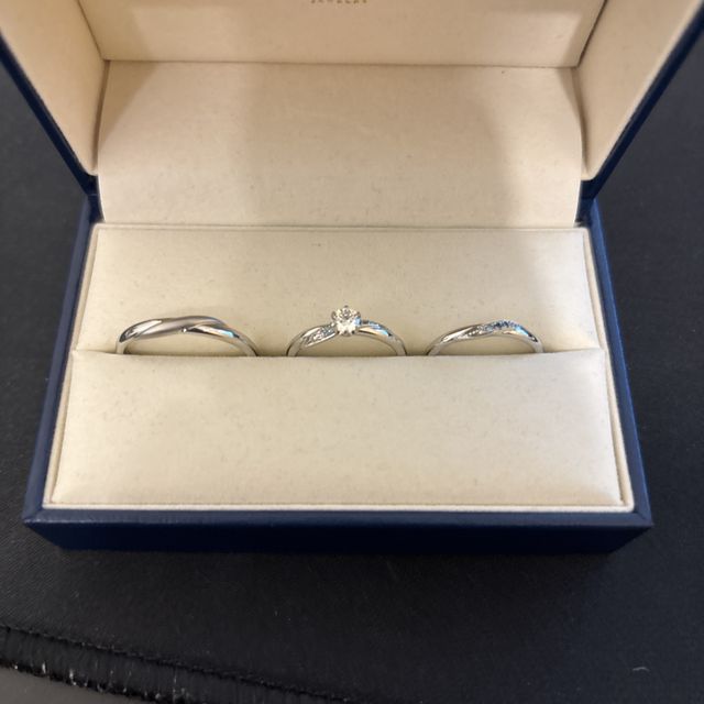 【GALA JEWELRY(ガラジュエリー)の口コミ】 指輪のおすすめポイントは通常のダイヤモンドの他にアイスブルーダイヤモ…