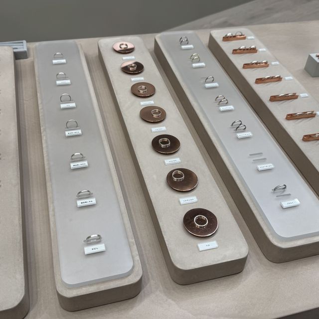 【mina.jewelry(ミナジュエリー)の口コミ】 夫と好きなデザインが違いそうなので、どちらも個人的に満足できるまで選…