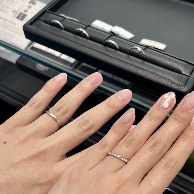 【エクセルコダイヤモンド(EXELCO DIAMOND)の口コミ】 デザインはハーフエタニティ。ダイヤの輝きや肌に優しい素材と、つけてい…