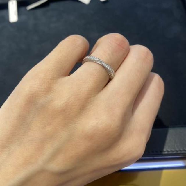 【グラフ(GRAFF)の口コミ】 とにかくダイヤが綺麗でした。
私はデザインはフルエタニティに絞って指輪…