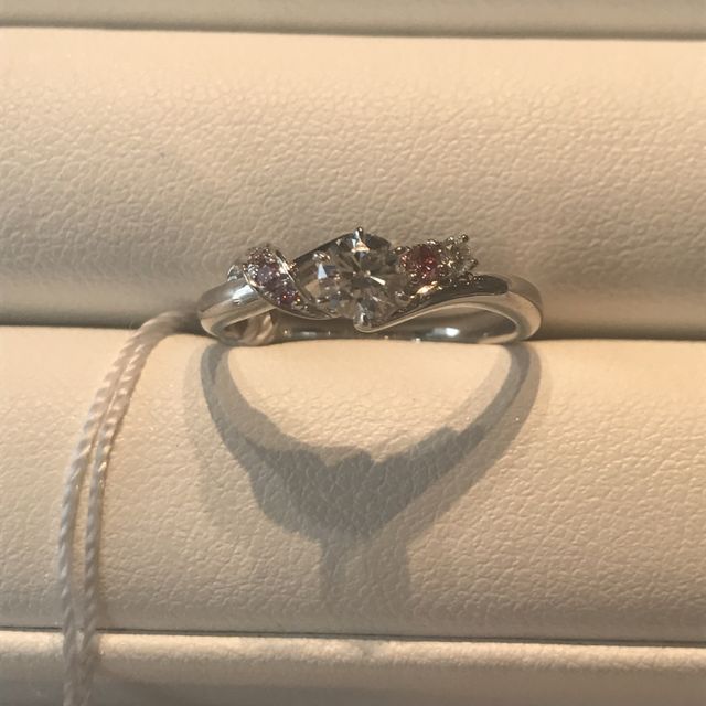 【I's stone(アイズストーン)の口コミ】 ウエーブのデザインが可愛く、またピンクダイヤモンドという貴重な石や、…