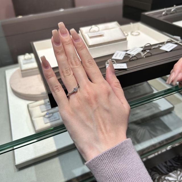 【アイプリモ(I-PRIMO)の口コミ】 ケラーノは細身のV字ラインが指をすっきり見せてくれて、着けたときのバラ…