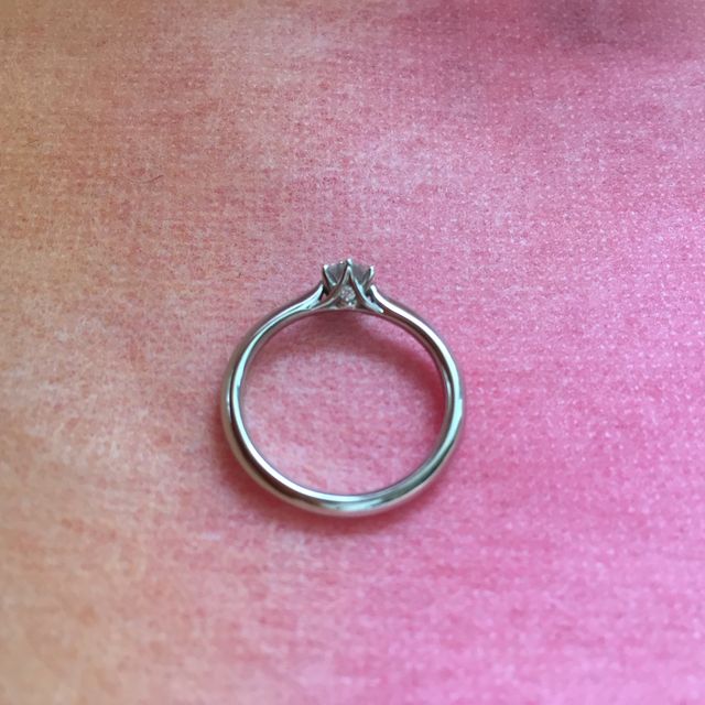 【ラザール ダイヤモンド(LAZARE DIAMOND)の口コミ】 飽きのこない一粒ダイヤの指輪を探していました。

この指輪はシンプルな…