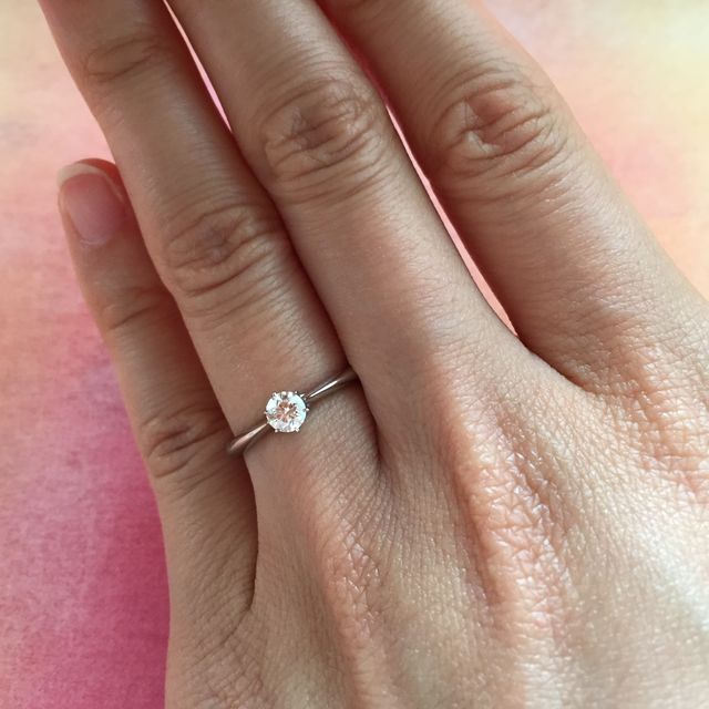 【ラザール ダイヤモンド(LAZARE DIAMOND)の口コミ】 飽きのこない一粒ダイヤの指輪を探していました。

この指輪はシンプルな…