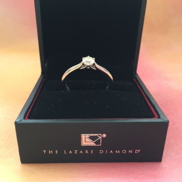 【ラザール ダイヤモンド(LAZARE DIAMOND)の口コミ】 飽きのこない一粒ダイヤの指輪を探していました。

この指輪はシンプルな…