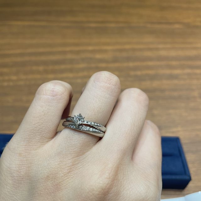 【4℃ BRIDAL(ヨンドシーブライダル)の口コミ】 左下りのダイヤモンドの流れるようなラインが入っているデザインのものを…