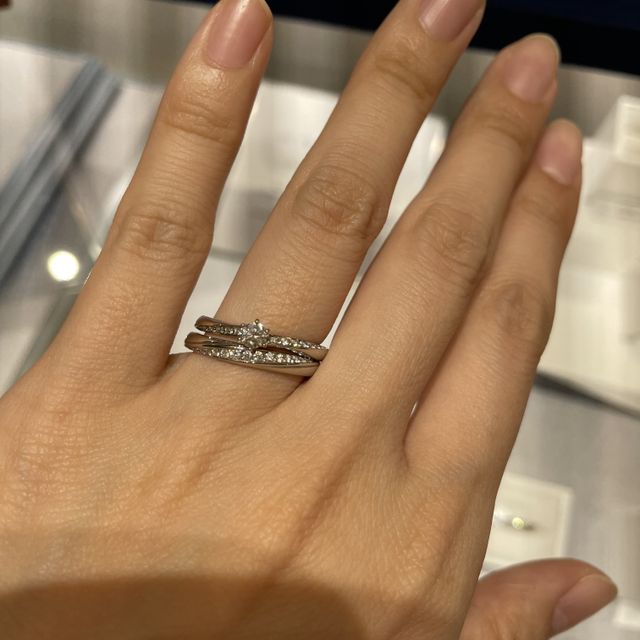 【4℃ BRIDAL(ヨンドシーブライダル)の口コミ】 左下りのダイヤモンドの流れるようなラインが入っているデザインのものを…