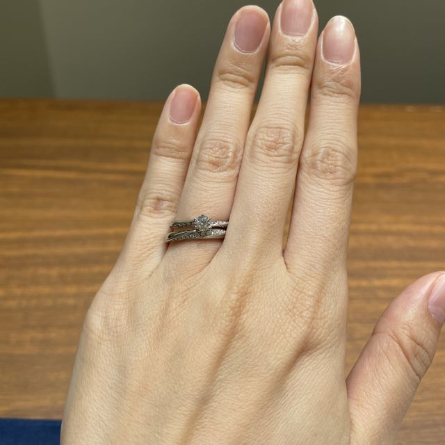 【4℃ BRIDAL(ヨンドシーブライダル)の口コミ】 左下りのダイヤモンドの流れるようなラインが入っているデザインのものを…