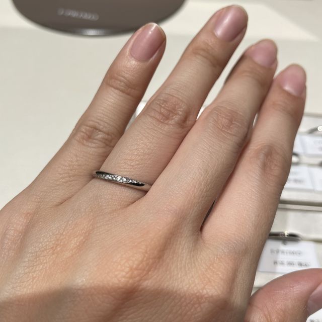 【アイプリモ(I-PRIMO)の口コミ】 ストレートラインで左下りのダイヤモンドの流れがあるデザインの指輪を探…