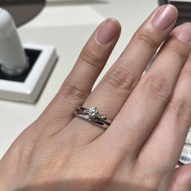 【アイプリモ(I-PRIMO)の口コミ】 ストレートラインで左下りのダイヤモンドの流れがあるデザインの指輪を探…