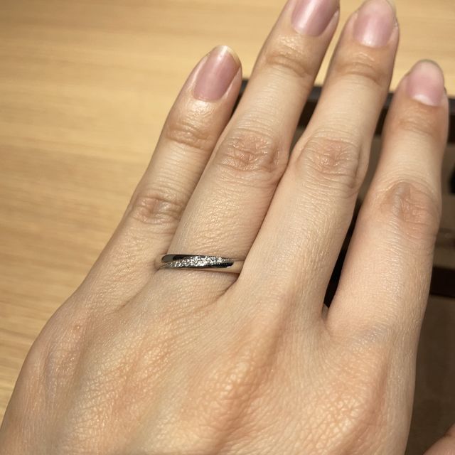 【PILOT BRIDAL(パイロットブライダル)の口コミ】 ストレートラインでメレダイヤが流れるようなデザインのリングを探してい…