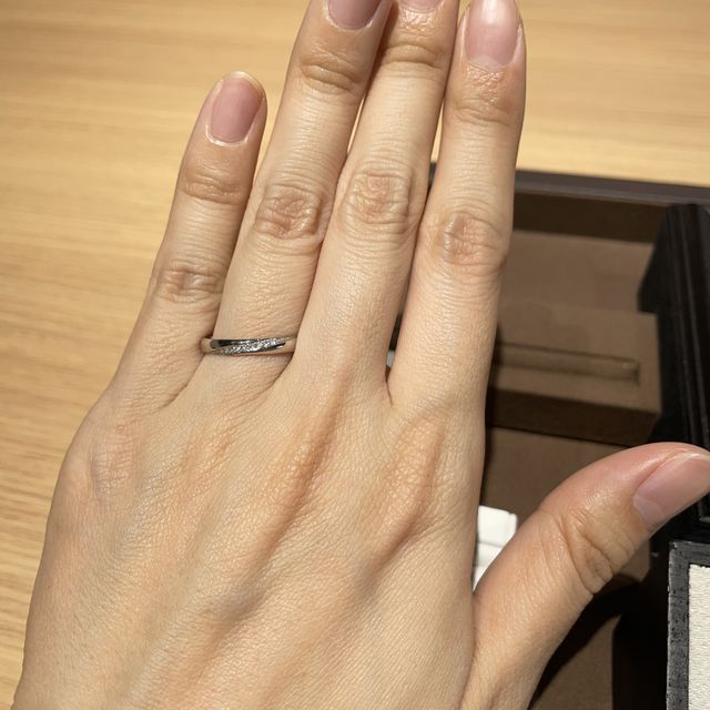 【PILOT BRIDAL(パイロットブライダル)の口コミ】 ストレートラインでメレダイヤが流れるようなデザインのリングを探してい…