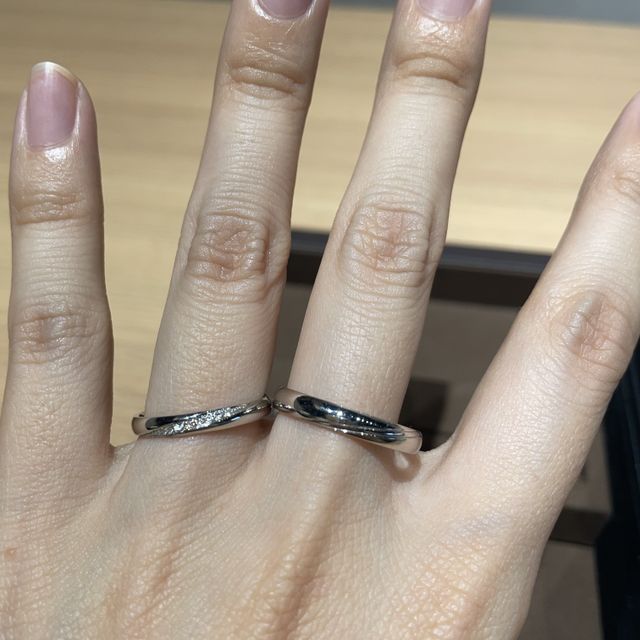 【PILOT BRIDAL(パイロットブライダル)の口コミ】 ストレートラインでメレダイヤが流れるようなデザインのリングを探してい…