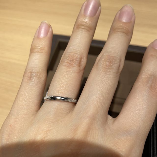 【彩乃瑞(IRONOHA)の口コミ】 ストレートラインでメレダイヤが流れるようなデザインの結婚指輪を探して…