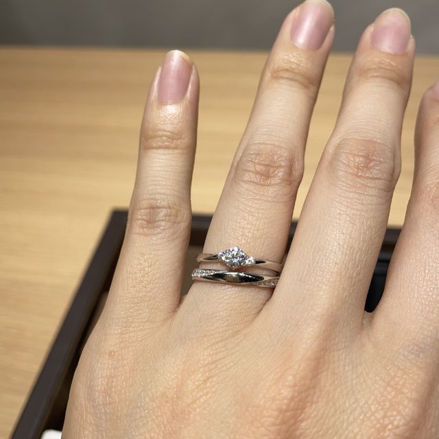 【彩乃瑞(IRONOHA)の口コミ】 ストレートラインでメレダイヤが流れるようなデザインの結婚指輪を探して…