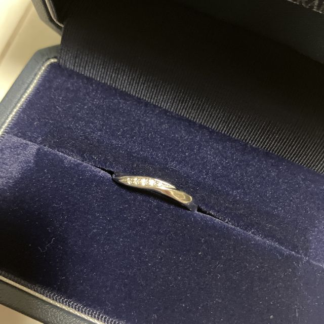 【銀座ダイヤモンドシライシの口コミ】 ウェーブのデザインは日本人の指を綺麗に見せるために作られたと店舗でお…