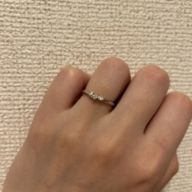 【銀座ダイヤモンドシライシの口コミ】 デザインに一目惚れしたので購入を決めました。
他社ブランドとも比較しま…