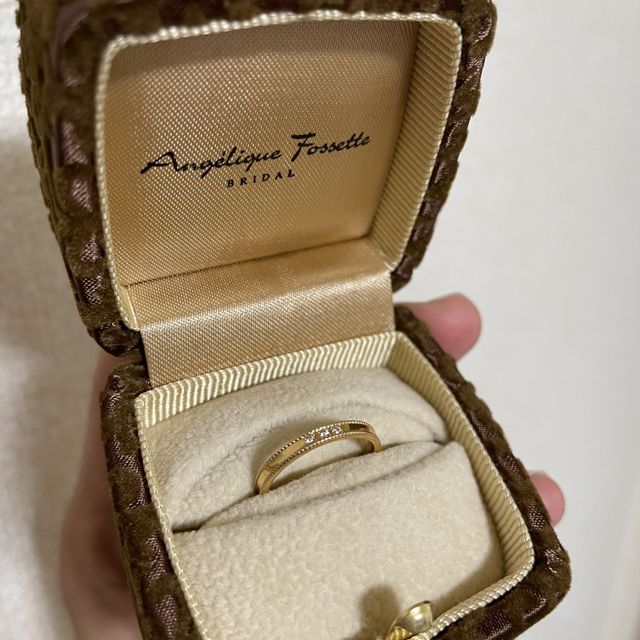 【アンジェリックフォセッテ(Angelique Fossette)の口コミ】 結婚指輪はシルバーのイメージがあったのですが自分の手にはゴールドの方…