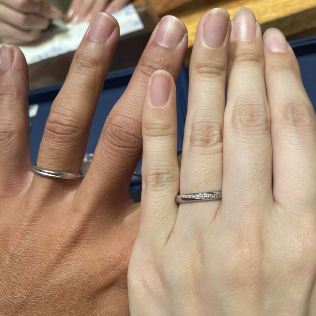 【銀座ダイヤモンドシライシの口コミ】 結婚指輪はメレダイヤが斜めに流れるようなデザインがいいなと思っていま…