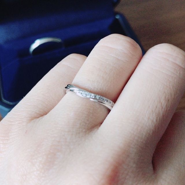 【銀座ダイヤモンドシライシの口コミ】 キラキラしてて、Vラインで指をきれいに見せてくれたのでデザインが良かっ…