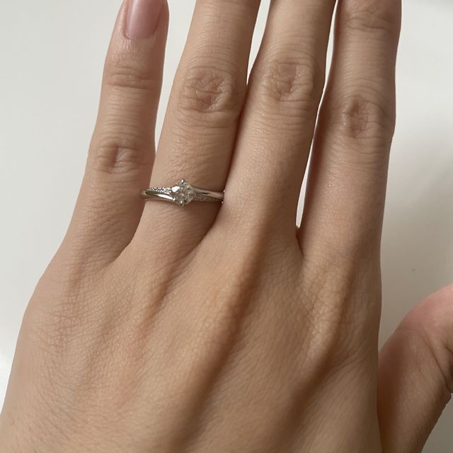【エクセルコダイヤモンド(EXELCO DIAMOND)の口コミ】 婚約指輪は見つけた時から一目惚れのデザインでした。センターダイヤは浮…