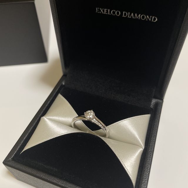 【エクセルコダイヤモンド(EXELCO DIAMOND)の口コミ】 婚約指輪は見つけた時から一目惚れのデザインでした。センターダイヤは浮…