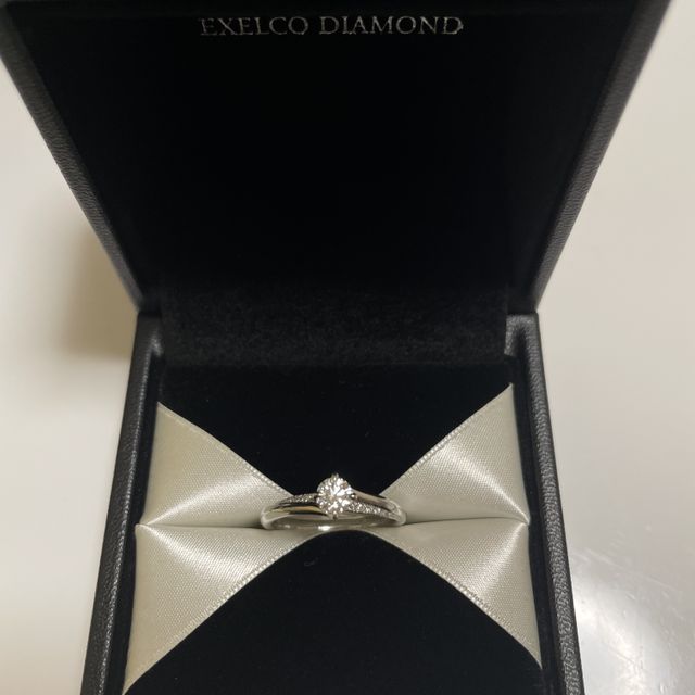 【エクセルコダイヤモンド(EXELCO DIAMOND)の口コミ】 婚約指輪は見つけた時から一目惚れのデザインでした。センターダイヤは浮…
