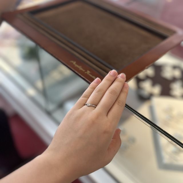 【アンジェリックフォセッテ(Angelique Fossette)の口コミ】 V字のデザインなので指が短い私たちでも少しでも長く見えるのかなと思いま…