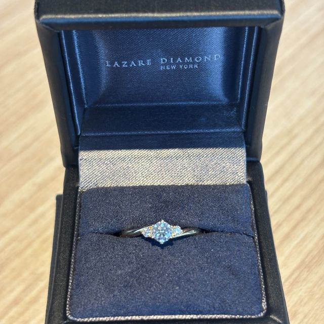 【ラザール ダイヤモンド(LAZARE DIAMOND)の口コミ】 可愛く見える&ダイヤが大きく見える印象の、横にもダイヤが付いてるデ…