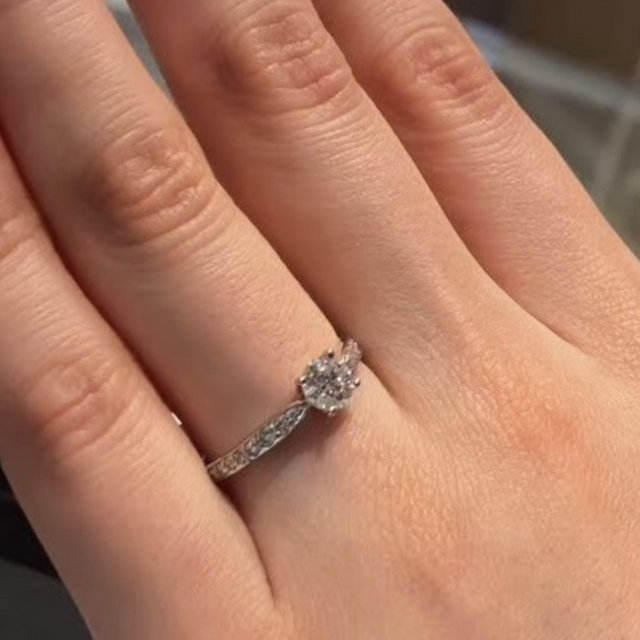 【ティファニー(Tiffany & Co.)の口コミ】 センターダイヤに向けてアームが細くなっていてダイヤが大きく見えるデザ…