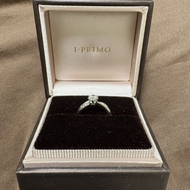 【アイプリモ(I-PRIMO)の口コミ】 中央に大きなダイヤがあるだけでなく、サイドにも小さなダイヤがあり、か…