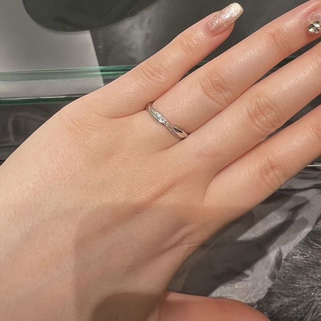 【ラザール ダイヤモンド(LAZARE DIAMOND)の口コミ】 人と被りにくく、また指を綺麗に見せてくれるデザインがとても素敵でした…