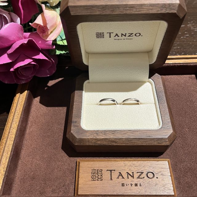 【TANZO.(鍛造指輪)の口コミ】 できる加工の種類や色が多種多様で、二人で少し違ったデザインを入れつつ…