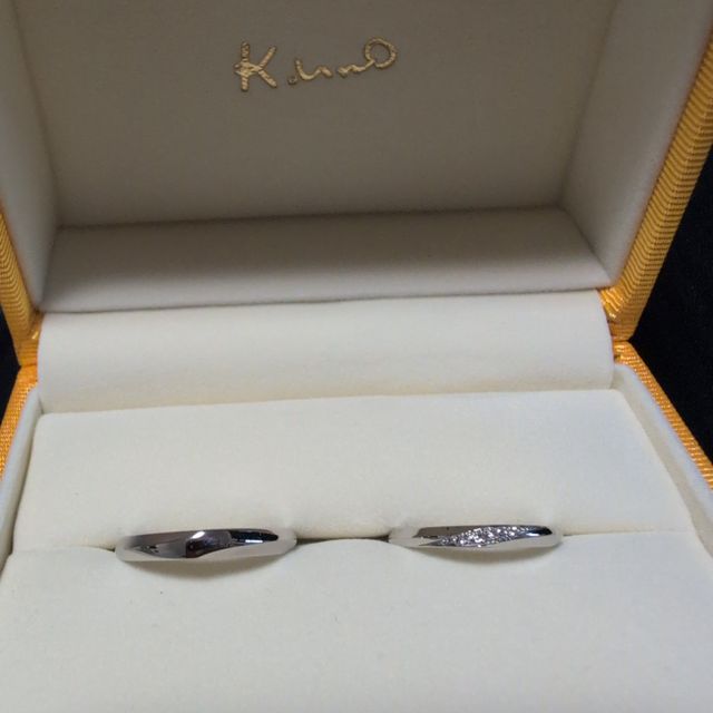 【ケイウノ ブライダル(K.UNO BRIDAL)の口コミ】 私が選んだタイプはシンプルなデザインのものですが、ダイヤが流れるよう…