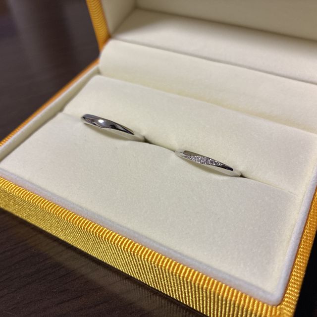 【ケイウノ ブライダル(K.UNO BRIDAL)の口コミ】 女性用の指輪は、斜めのラインにダイヤが散りばめられていて、妻好みのピ…