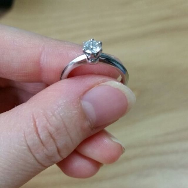 【ティファニー(Tiffany & Co.)の口コミ】 婚約指輪では昔からの定番の一粒ダイヤに憧れててこちらの商品に決めまし…